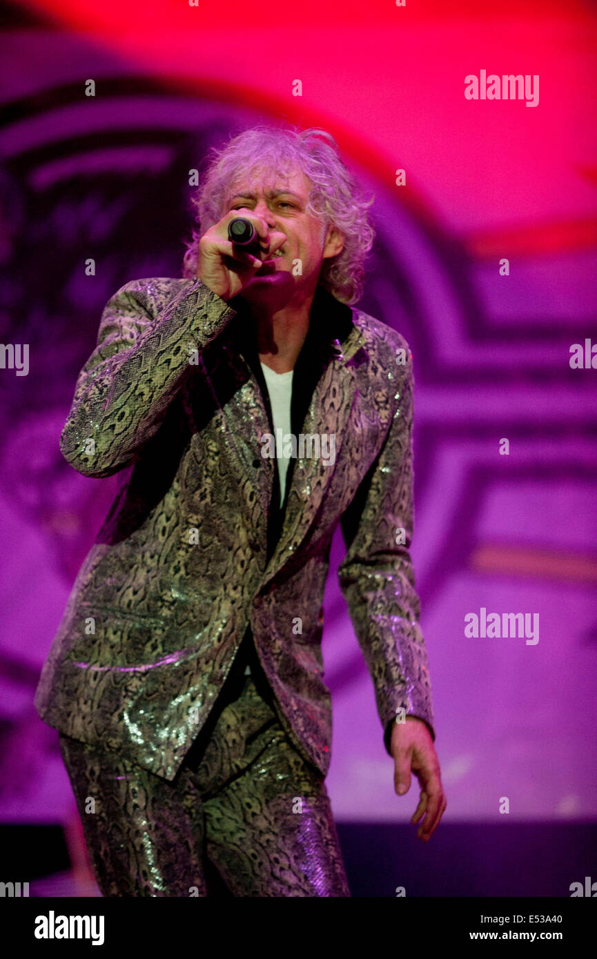 Guildford, Surrey, UK. 18. Juli 2014. Sir Bob Geldof führt mit die Boomtown Ratten bei Guilfest Festival 2014 Foto von David weiß Credit: Brian Jordan/Alamy Live News Stockfoto