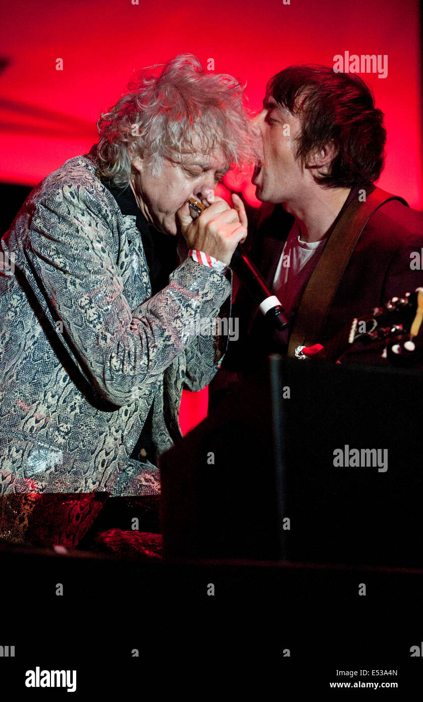 Guildford, Surrey, UK. 18. Juli 2014. Sir Bob Geldof führt mit die Boomtown Ratten bei Guilfest Festival 2014 Foto von David weiß Credit: Brian Jordan/Alamy Live News Stockfoto