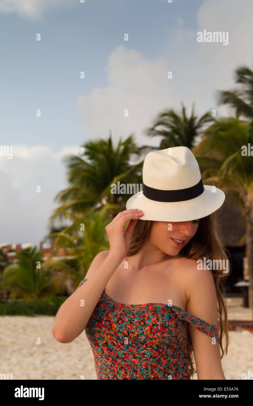 Sie genießt einen Tag am Strand Stockfoto
