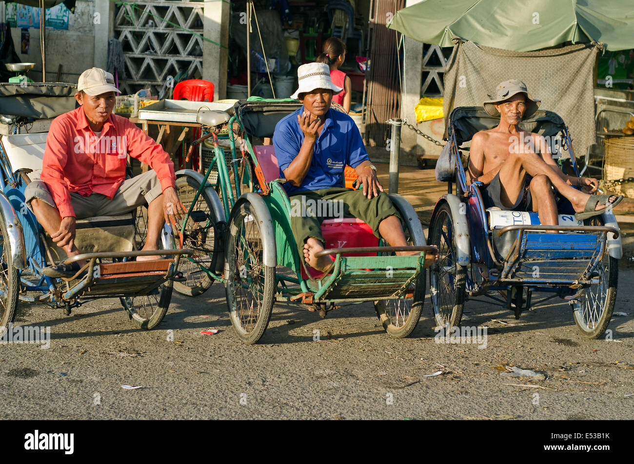 Cyclo-Mann wartet auf Kunden auf dem alten Markt, Phnom Penh Stockfoto