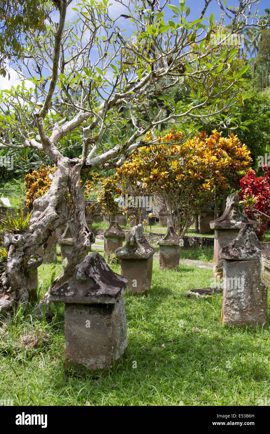 Stein-Sarkophagen von Minahasa Stämme verwendet, um ihre Toten in einem hocken platzieren zu positionieren, Sawangan, Sulawasi, Indonesien Stockfoto