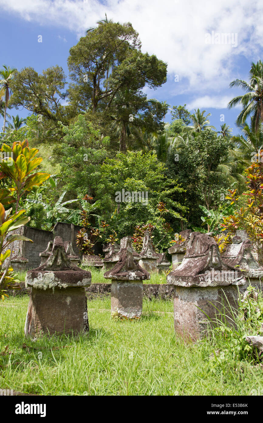 Stein-Sarkophagen von Minahasa Stämme verwendet, um ihre Toten in einem hocken platzieren zu positionieren, Sawangan, Sulawasi, Indonesien Stockfoto