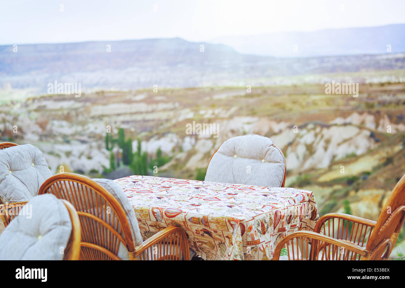 Tisch und Stühle im Open-Air-café Stockfoto