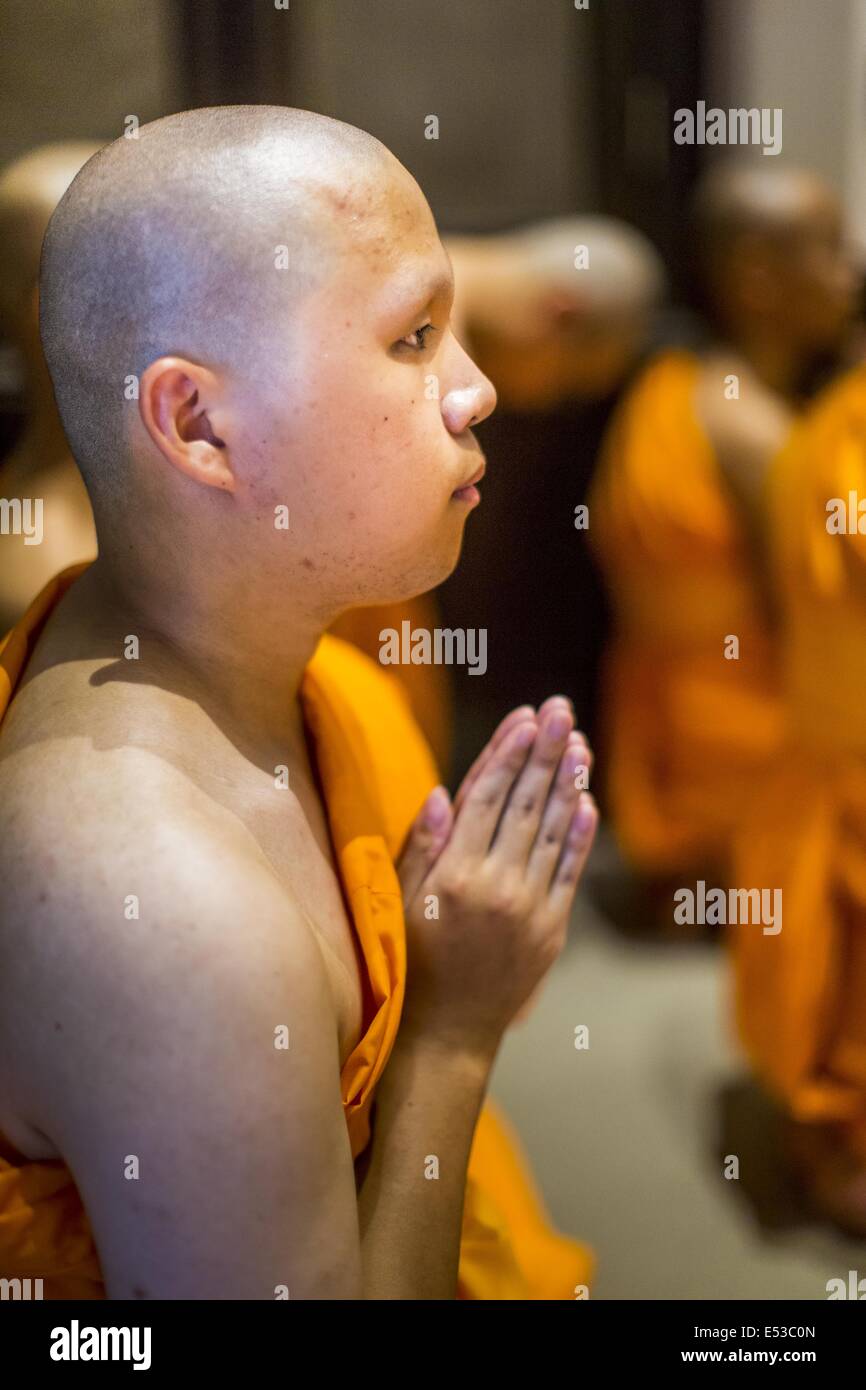Khlong Luang, Pathum Thani, Thailand. 19. Juli 2014. Ein neu ordinierter Neuling betet zum ersten Mal als Mitglied des Klerus während seiner Priesterweihe am Wat Phra Dhammakaya. Siebenundsiebzig Männer aus 18 Ländern wurden als buddhistische Mönche und Novizen im Wat Phra Dhammakaya, ein buddhistischer Tempel nördlich von Bangkok, Samstag geweiht. Es ist das Zentrum der Dhammakaya Bewegung, eine buddhistische Sekte, die in den 1970er Jahren gegründet und geleitet von Phra Dhammachayo (Phrathepyanmahamuni). Es ist der größte Tempel in Thailand. Bildnachweis: ZUMA Press, Inc./Alamy Live-Nachrichten Stockfoto