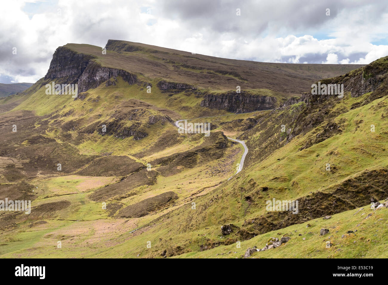 Blick vom Quiraing Blick nach Süden entlang Trotternish Ridge mit kurvenreiche Bergstrasse unten, Isle Of Skye, Schottland, UK Stockfoto