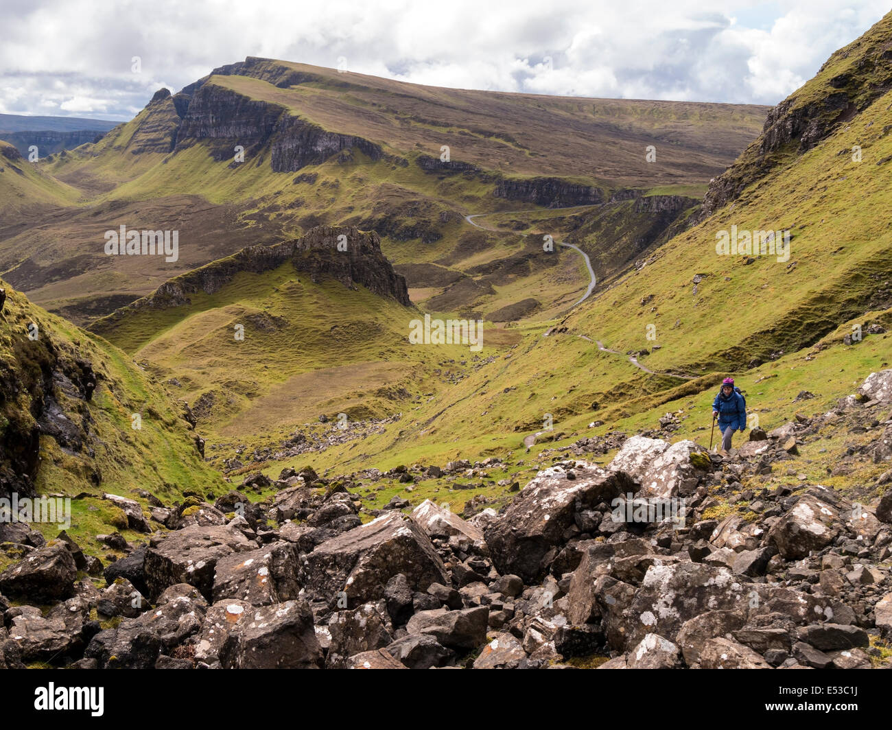 Einsame weibliche Walker in der Berglandschaft in der Nähe von quiraing, trotternish Ridge, Isle of Skye, Schottland, Großbritannien Stockfoto
