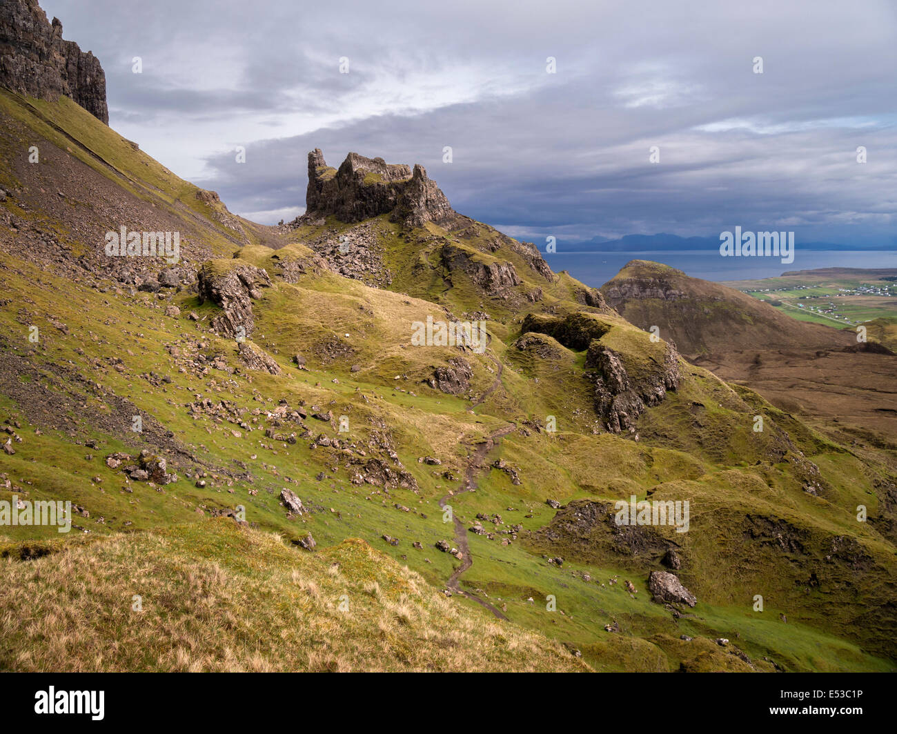 Die hoch aufragenden Felsen der 'Gefängnis' und quiraing, trotternish, Isle of Skye, Schottland, Großbritannien Stockfoto