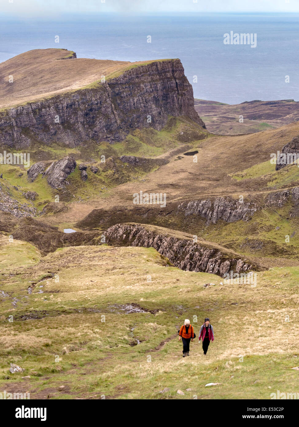 Zwei Wanderer auf Pisten von meall na suiramach mit Berg Felsen in der Nähe von flodigarry Jenseits, trotternish, Isle of Skye, Schottland, Großbritannien Stockfoto