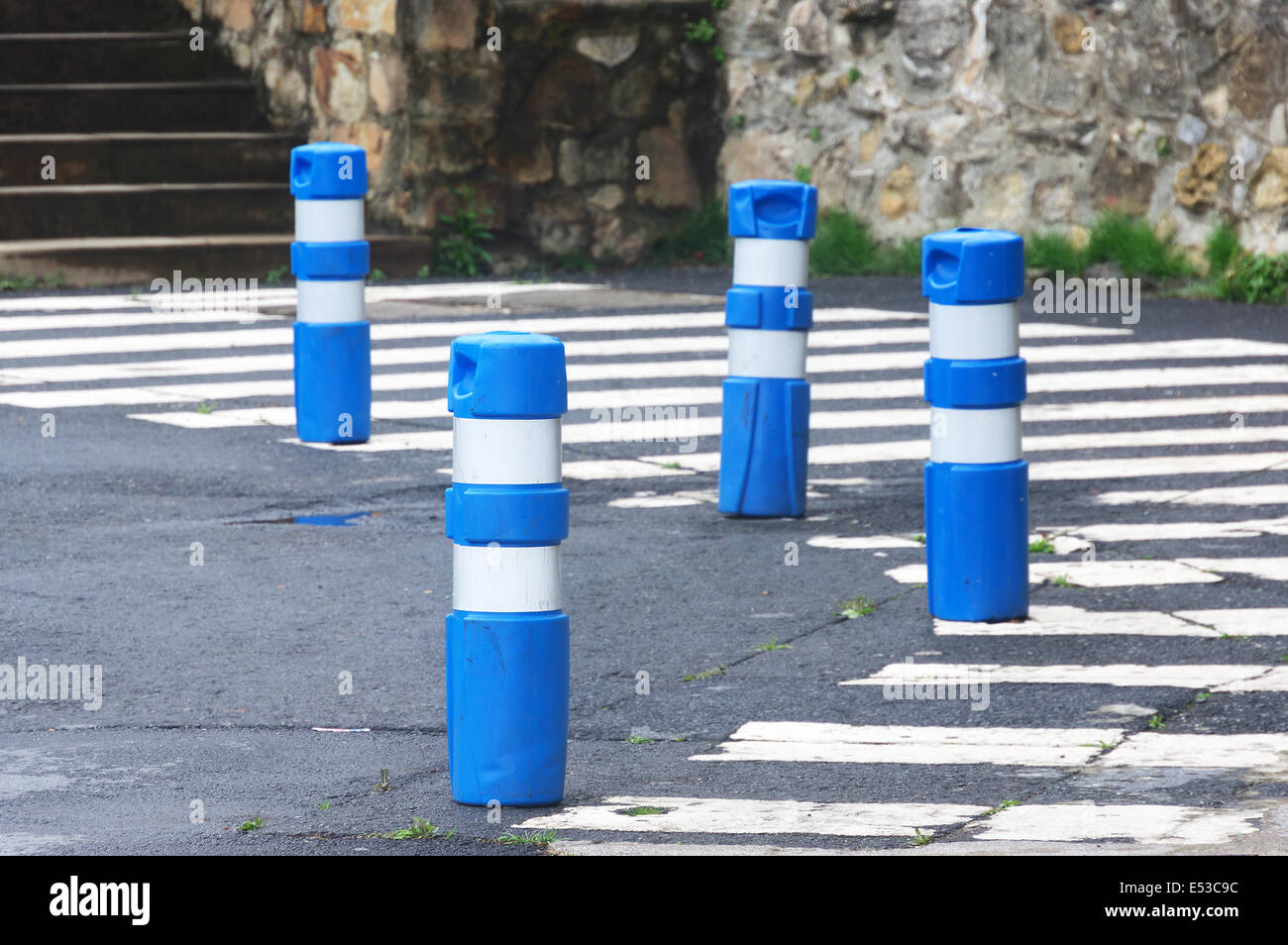 Wanderweg für Fußgänger mit Kunststoff Grenze Stockfoto
