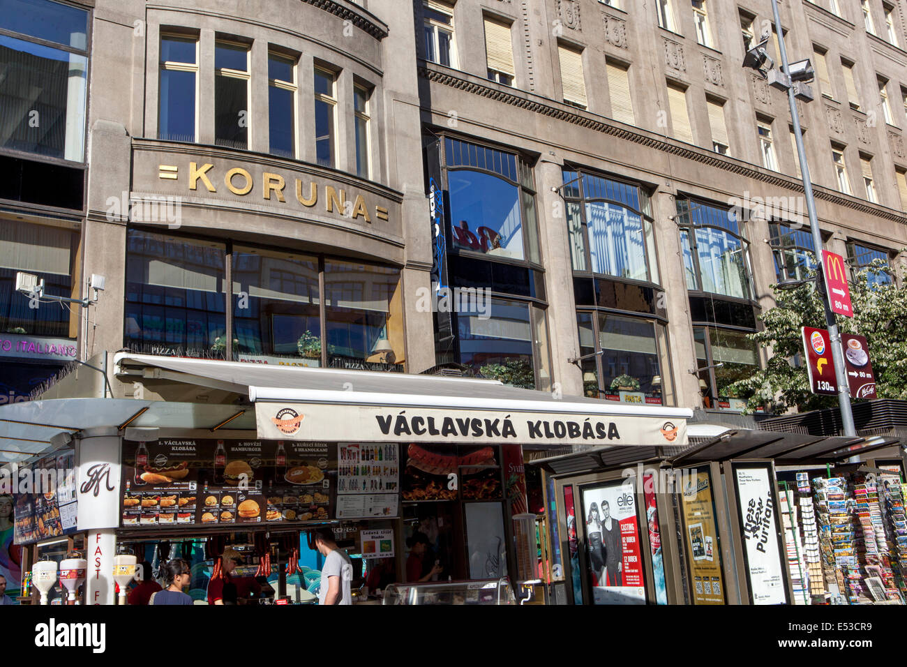 Touristen in den unteren Teil des Wenzelsplatz, Würste stehen, Prag Tschechische Republik Stockfoto