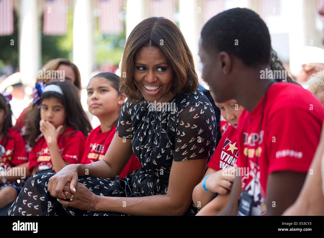 US-First Lady Michelle Obama für Kinder während einer Memorial Day Zeremonie mit Tragedy Assistance Program für Überlebende Familien auf dem Arlington National Cemetery 26. Mai 2014 in Arlington, Virginia spricht. Stockfoto
