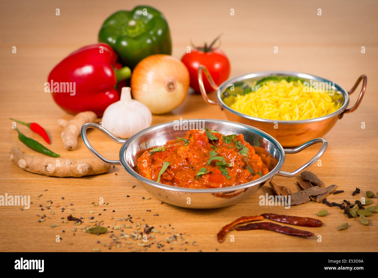 Indisches Essen Jalfrezi Hühnercurry in Balti Gericht Dekoration Satz von Gemüse Stockfoto