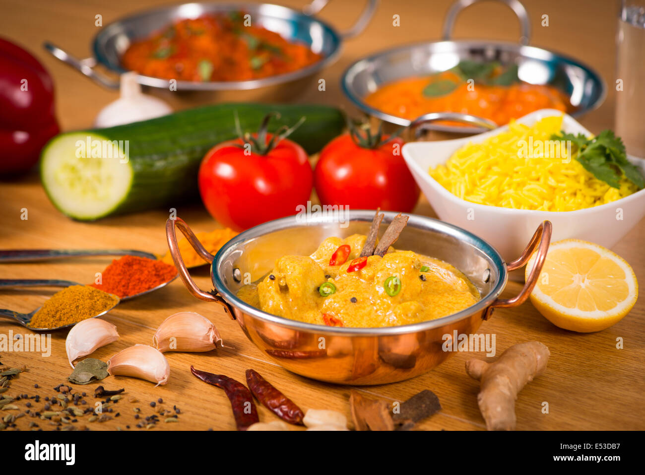 Indisches Essen Jalfrezi Hühnercurry in Balti Gericht Dekoration Satz von Gemüse Stockfoto