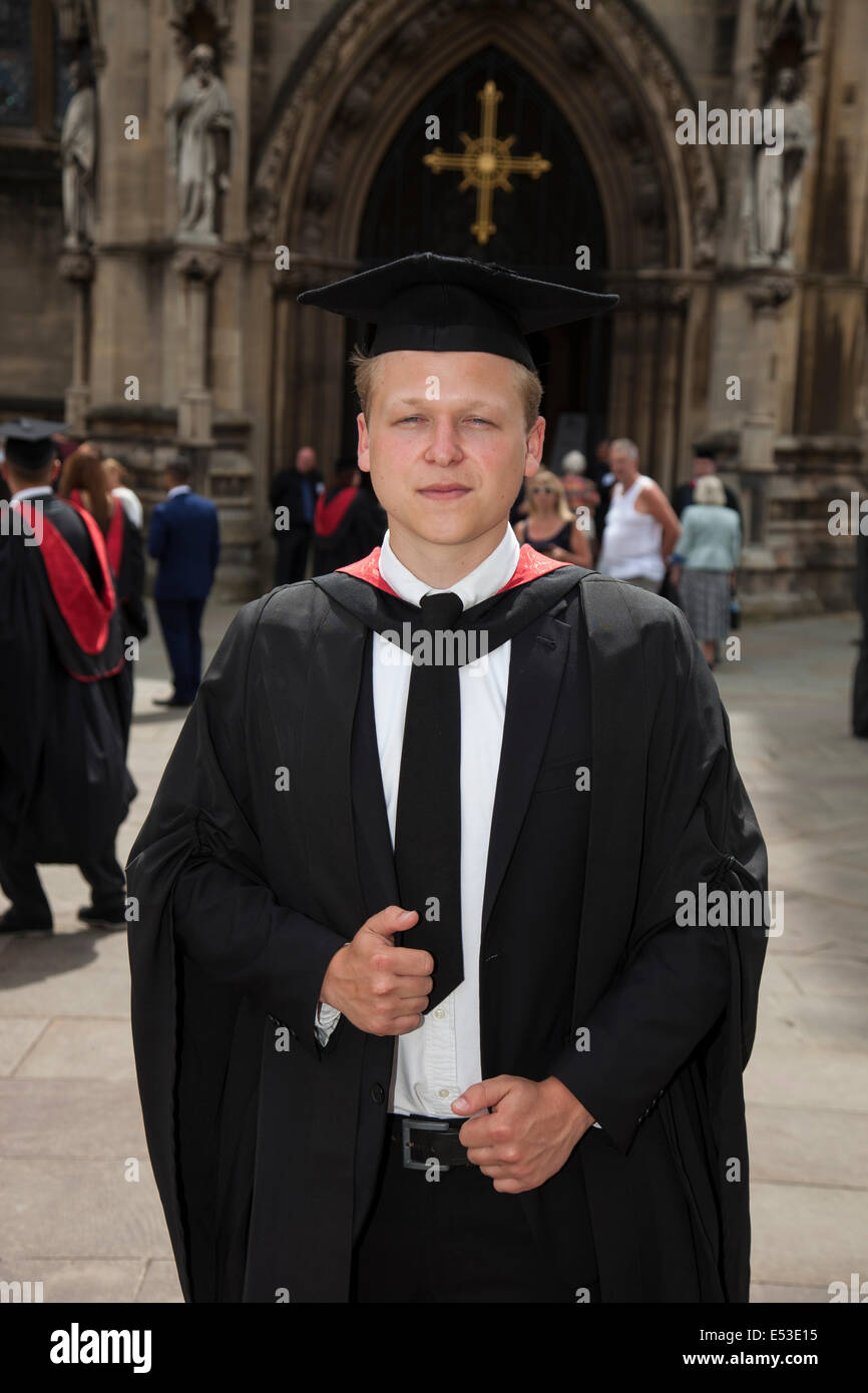 Ein Studium Student von der University of West England (UWE) bei seiner Abschluss-Zeremonie im Bristol Cathedral, England Stockfoto