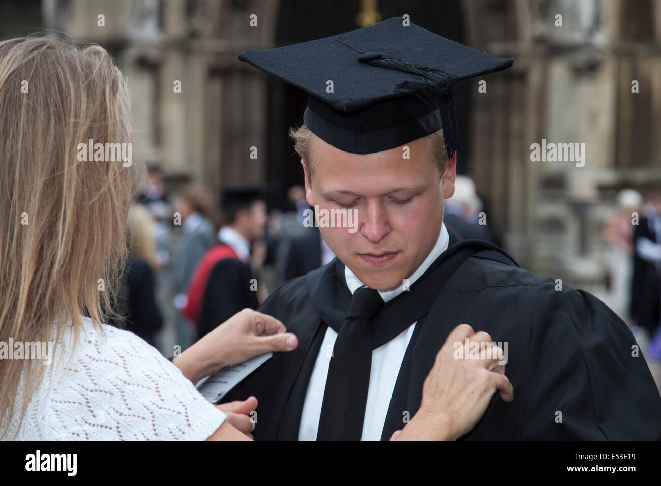 Stolze Mutter und ihr Diplom Sohn an der University of West England (UWE) Grad Zeremonie, Bristol, England Stockfoto