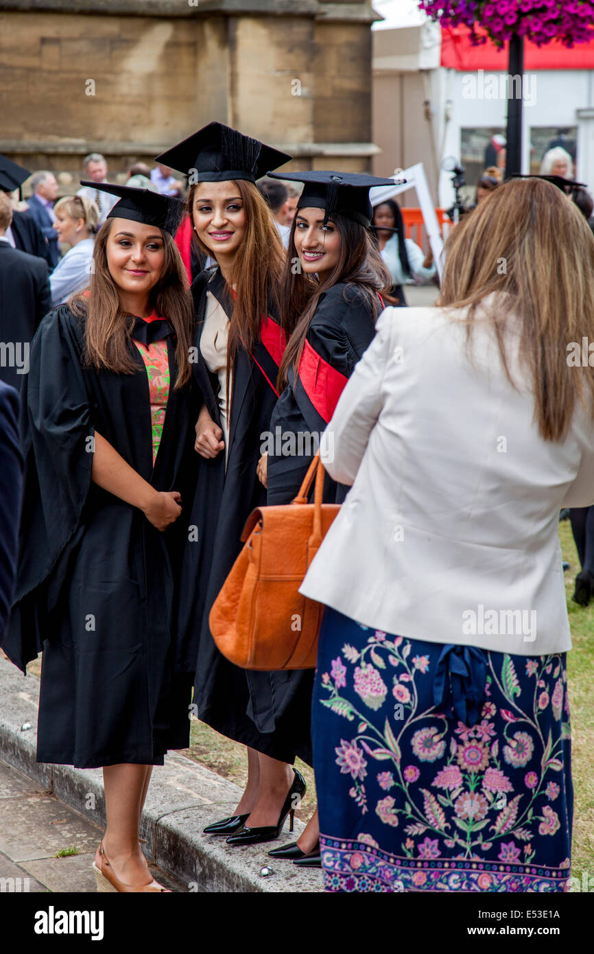 Absolventen von der University of West England (UWE) bei ihren Grad Zeremonie in der Kathedrale von Bristol, Bristol, England Stockfoto