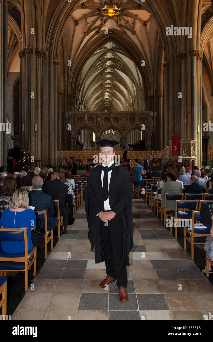 Ein Studium Student von der University of West England (UWE) bei seinen Grad Zeremonie in der Kathedrale von Bristol, Bristol, England Stockfoto