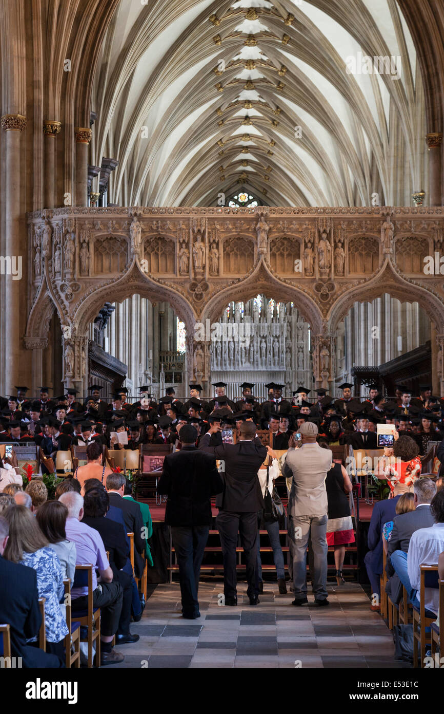 Der Abschluss-Zeremonie für Studenten von der University of West England (UWE) an der Kathedrale von Bristol, Bristol, England Stockfoto