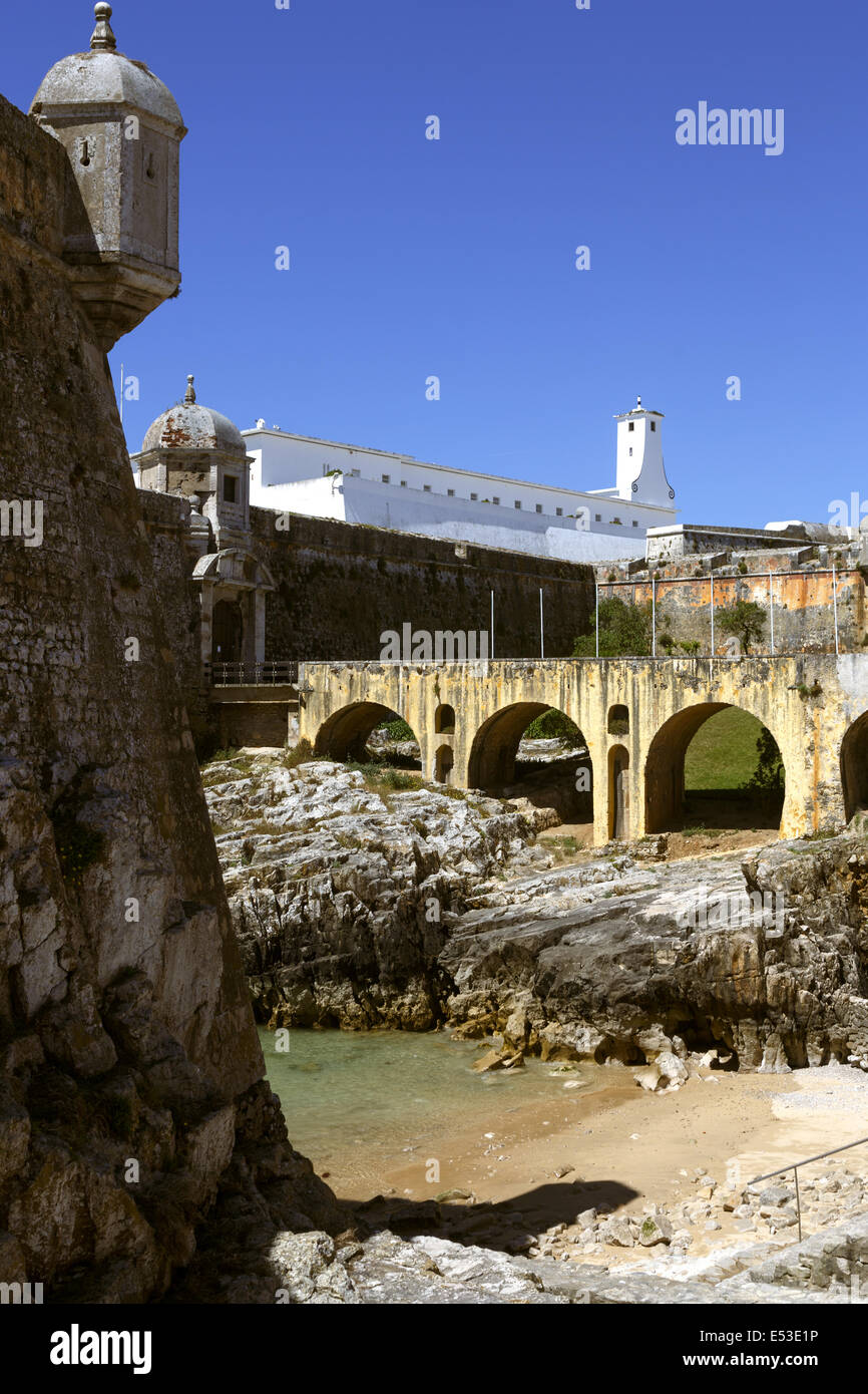 Peniche siebzehnten Jahrhundert Festung Portugal. Eine militärische Festung aus dem Mittelalter im 19. und 20. Jahrhunderts benutzt hat, ein Gefängnis. Stockfoto