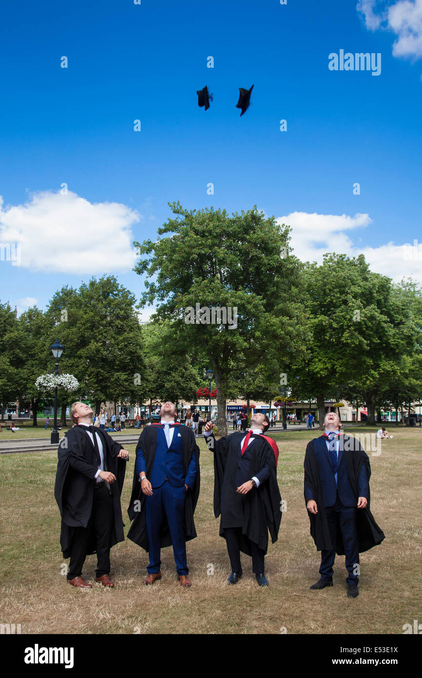 Absolventen der University of West England werfen ihre Hüte In die Luft auf ihre Abschluss-Zeremonie, Bristol, England Stockfoto