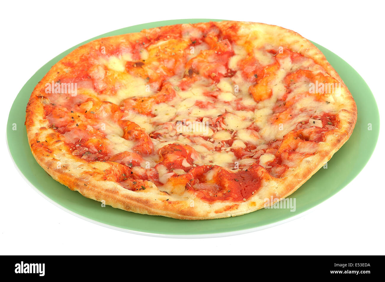 Frisch gebackene Ganze dünne Basis im italienischen Stil Käse und Tomaten Margherita Pizza Isoliert gegen einen weißen Hintergrund mit Freistellungspfaden und keine Leute Stockfoto
