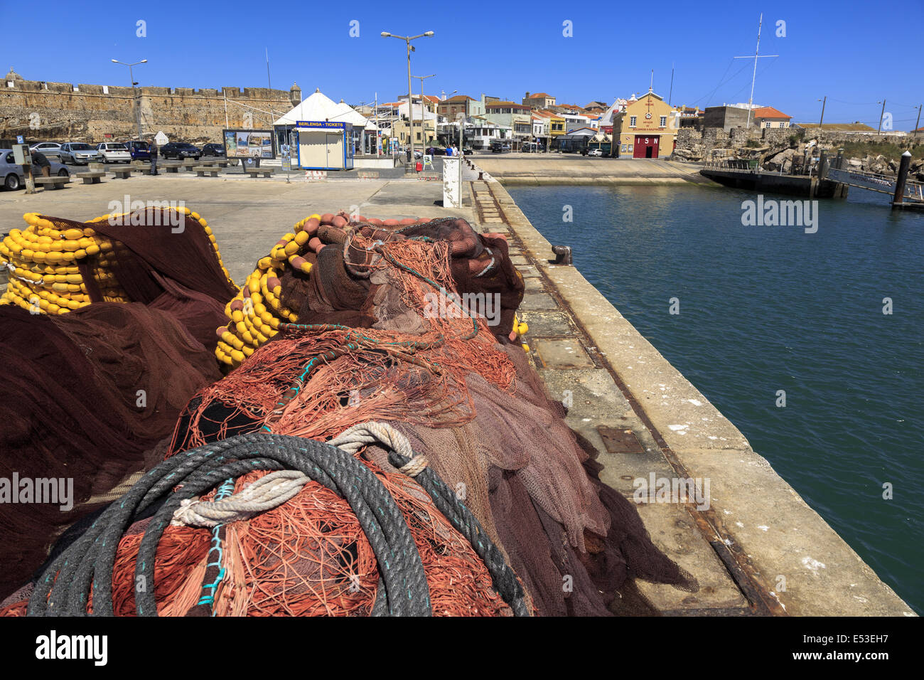 Peniche Hafen mit kommerziellen Fischernetze am Kai, Portugal Stockfoto