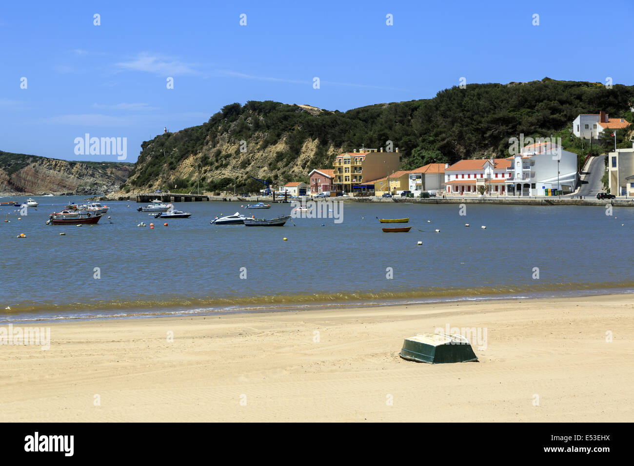Strand und angelegten Boote in der geschützten Bucht in Sao Martinho do Porto Portugal Stockfoto