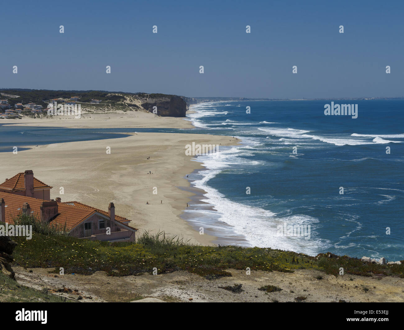 Suchen Sie am Strand entlang zum Eingang Foz do Arelho Lagune Portugal Stockfoto