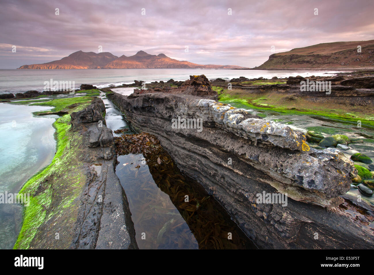 Dramatische Geologie und Felsenpools Laig Bay, Insel Eigg, mit Blick auf die Isle of Rum, kleinen Inseln, Hebriden, Schottland Stockfoto