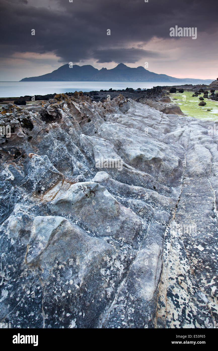 Spektakuläre Geologie an Laig Bay, Insel Eigg, mit Blick auf die Isle of Rum, kleinen Inseln, Inneren Hebriden, Schottland, uk Stockfoto