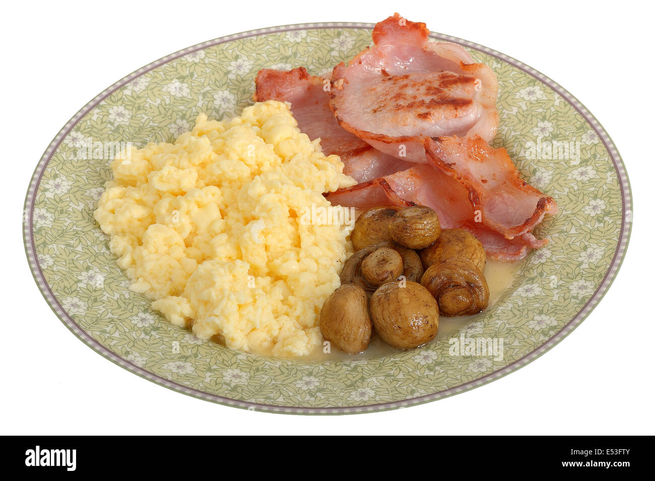 Frisch zubereitete gesunde authentische britische Frühstück mit Speck, Champignons und Rührei gegen einen weißen Hintergrund mit einen Freistellungspfad isoliert Stockfoto