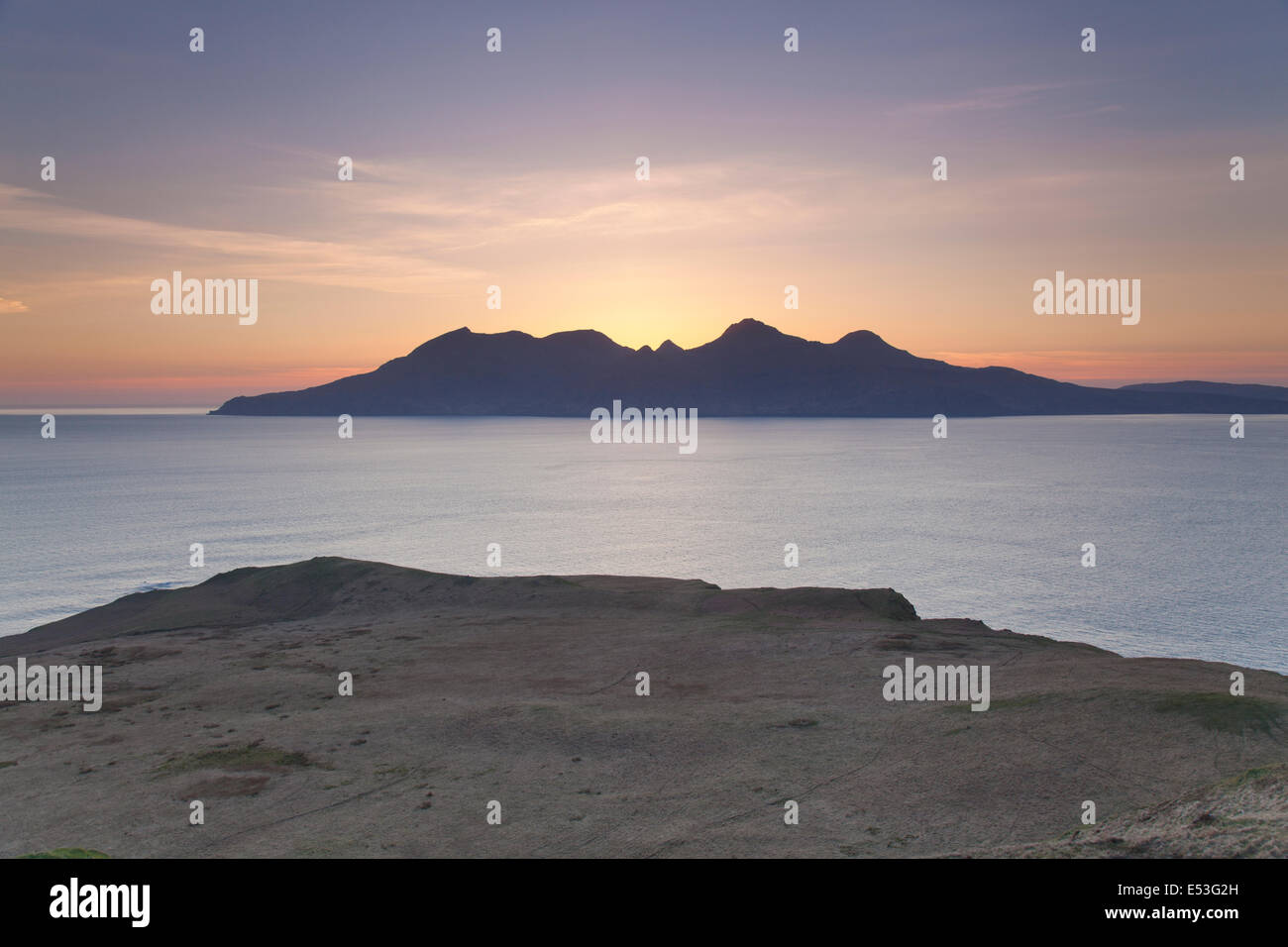 Sonnenuntergang über der Insel Rum gesehen von Laig Bay Sands, Insel der Inneren Hebriden, Schottland, UK Eigg, kleinen Inseln, Stockfoto