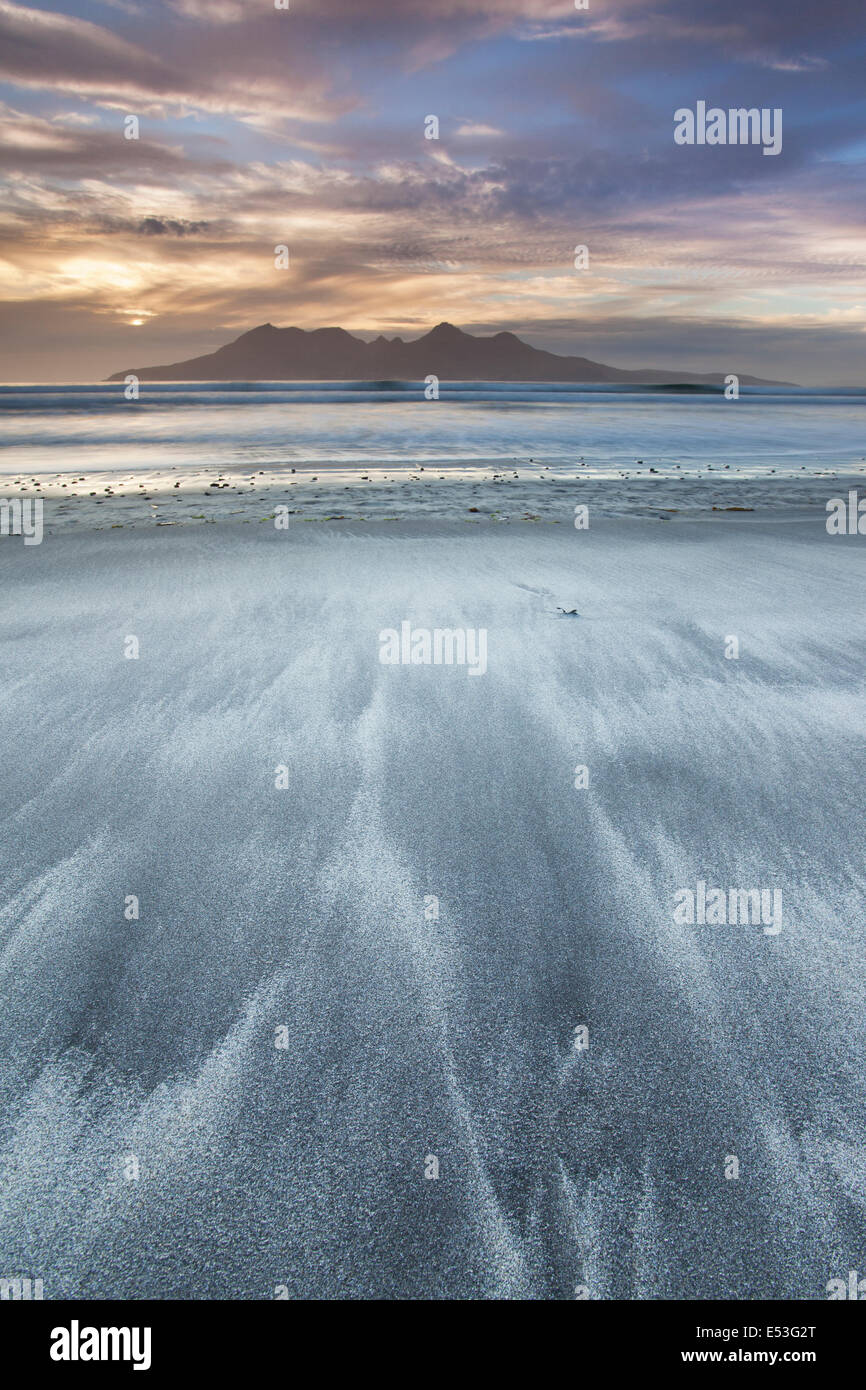 Sonnenuntergang über der Insel Rum gesehen von Laig Bay Sands, Insel der Inneren Hebriden, Schottland, UK Eigg, kleinen Inseln, Stockfoto