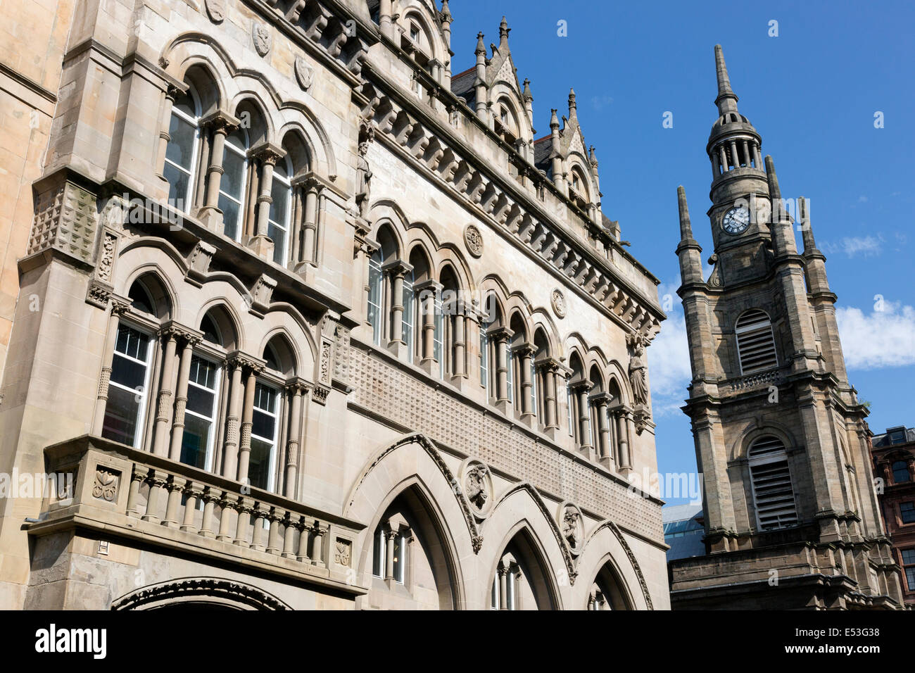 Fassade des Glasgow Börse und der Turm der Kirche Tron, Nelson Mandela Square, Glasgow, Strathclyde Stockfoto