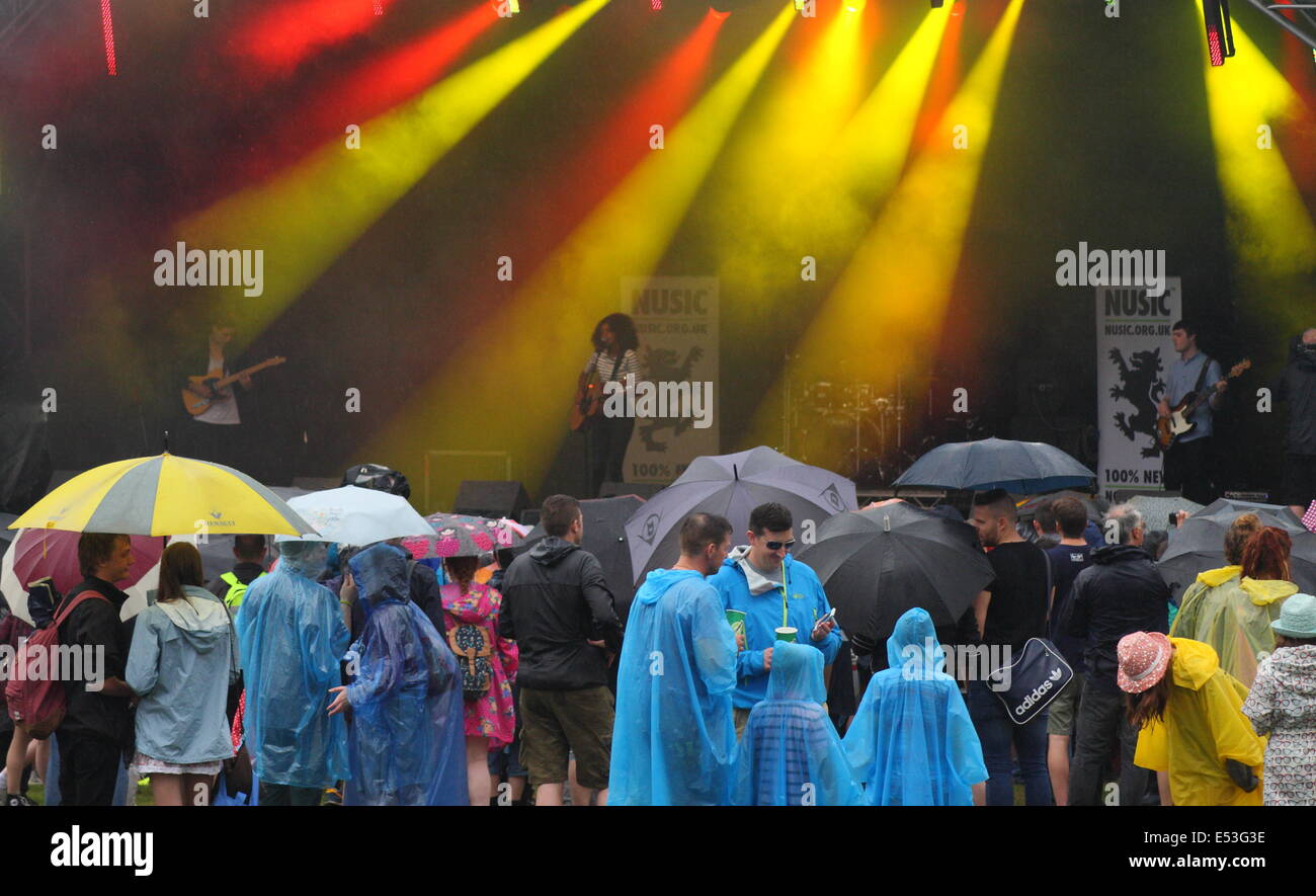 Festivalbesucher trotzen starkem Regen und hoher Luftfeuchtigkeit während Nottingham' s Pracht Musik Festival, England, UK Stockfoto