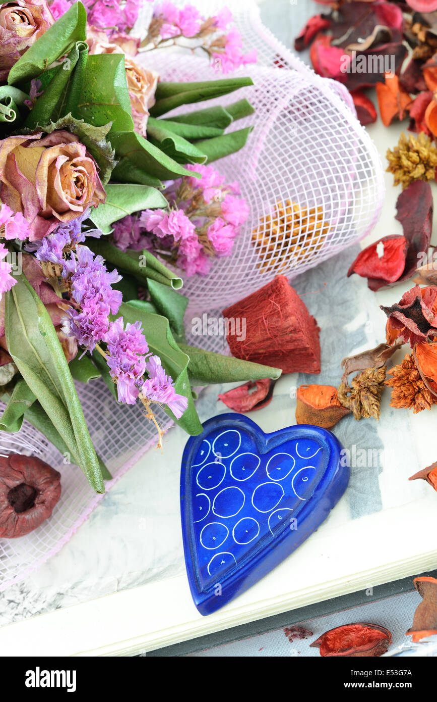 Holztisch mit Artikeln für Make-up und duftenden Blüten getrocknet Stockfoto