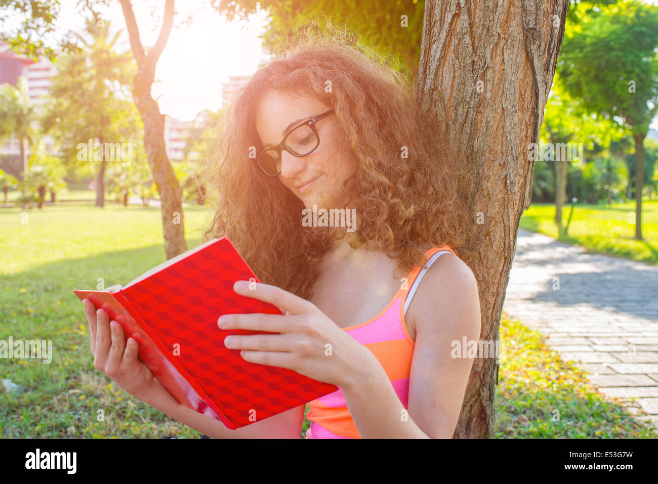 Mädchen auf Wiese mit Hearphone - gefilterten Bild lesen Stockfoto