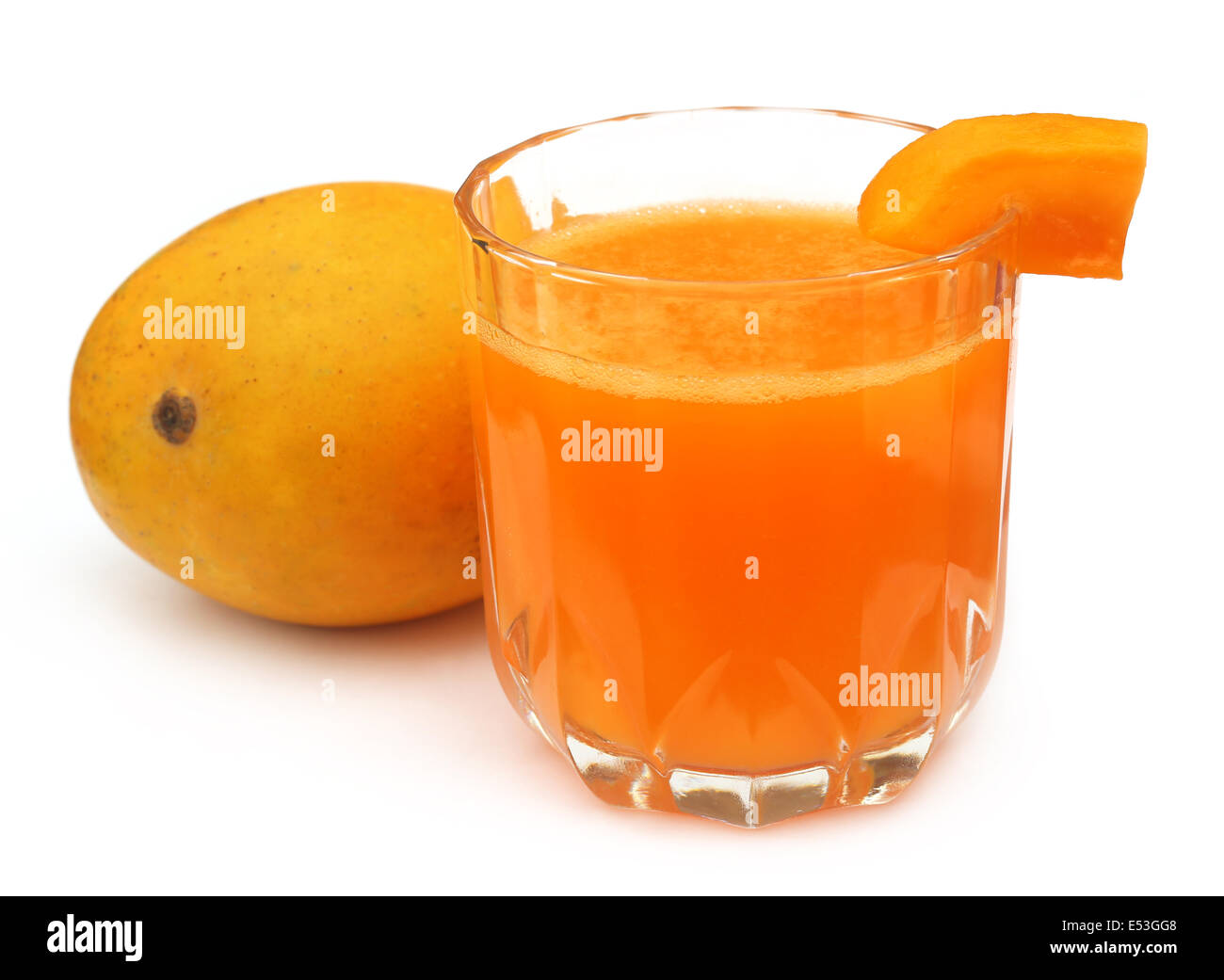 Mango-Saft mit frischem Obst auf weißem Hintergrund Stockfoto