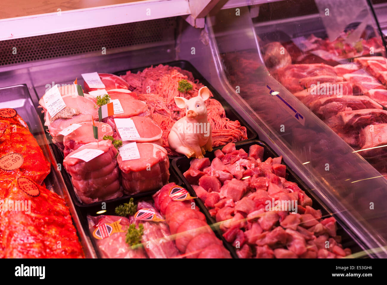Anzeige von Schweinefleisch in einer Vitrine Metzger in der English Market in Cork City, Irland. Stockfoto