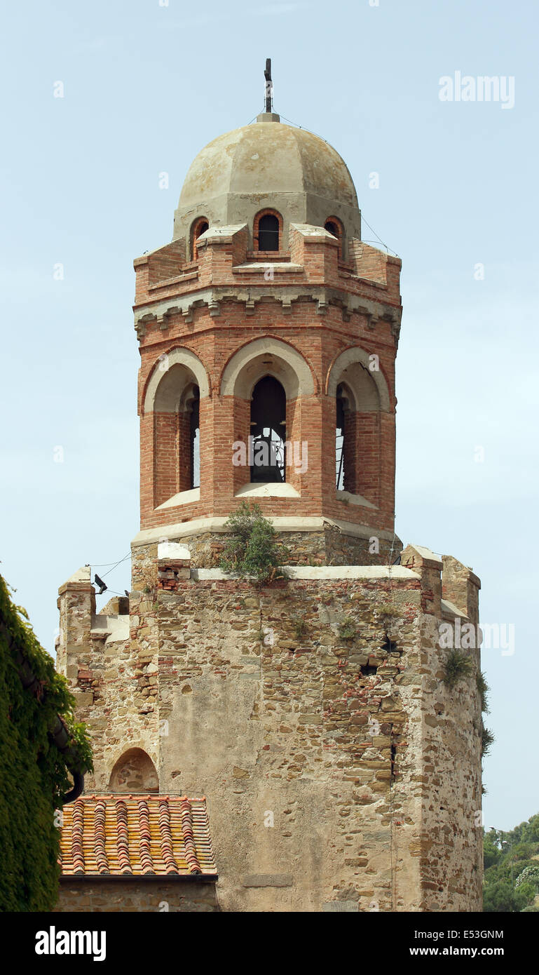 Turm der Kirche San Giovanni Battista in Castiglione della Pescaia, Toskana, Italien Stockfoto