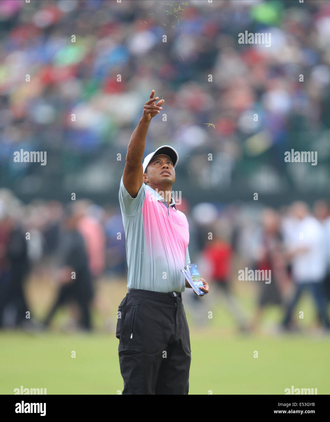 TIGER WOODS prüft WIND Geschwindigkeit BRITISH GOLF CHAMPIONSHIP ROYAL LIVERPOOL GOLF CLUB HOYLAKE ENGLAND 19. Juli 2014 öffnen Stockfoto