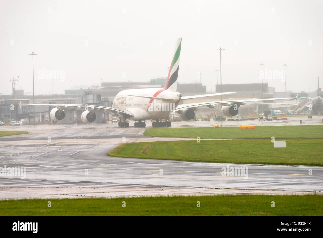 Manchester Airport in Regen und Nebel Ankünfte und Abflüge Stockfoto