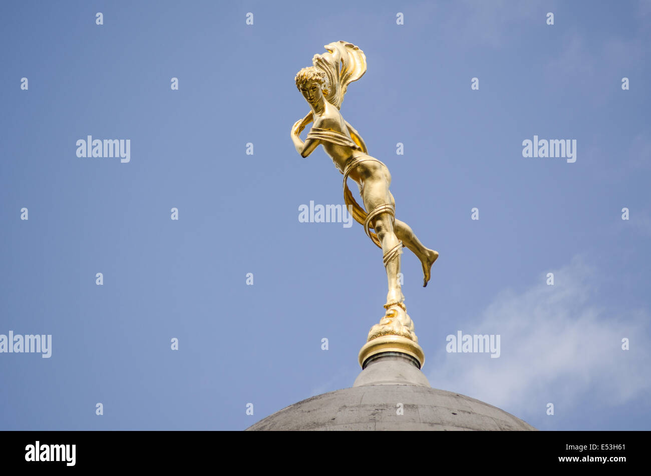 Vergoldete Statue von Ariel den Geist der Luft auf einer Kuppel über der Bank of England in der City of London. Stockfoto