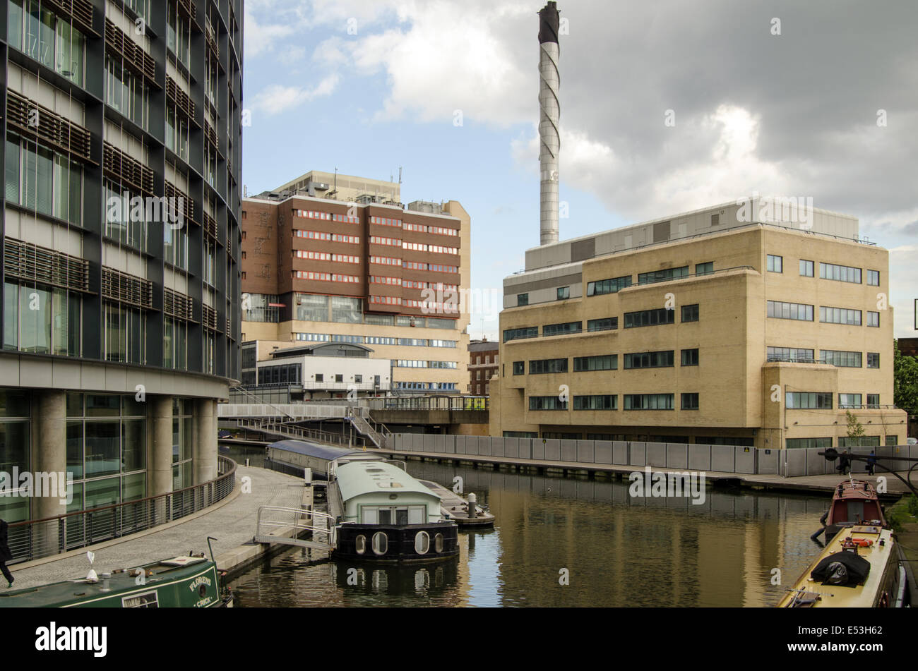 LONDON, ENGLAND, 13. Mai 2014: schmale Boote festgemacht an den Rändern der Paddington-Kanal-Becken mit Queen Mary Hospital nach hinten. Stockfoto