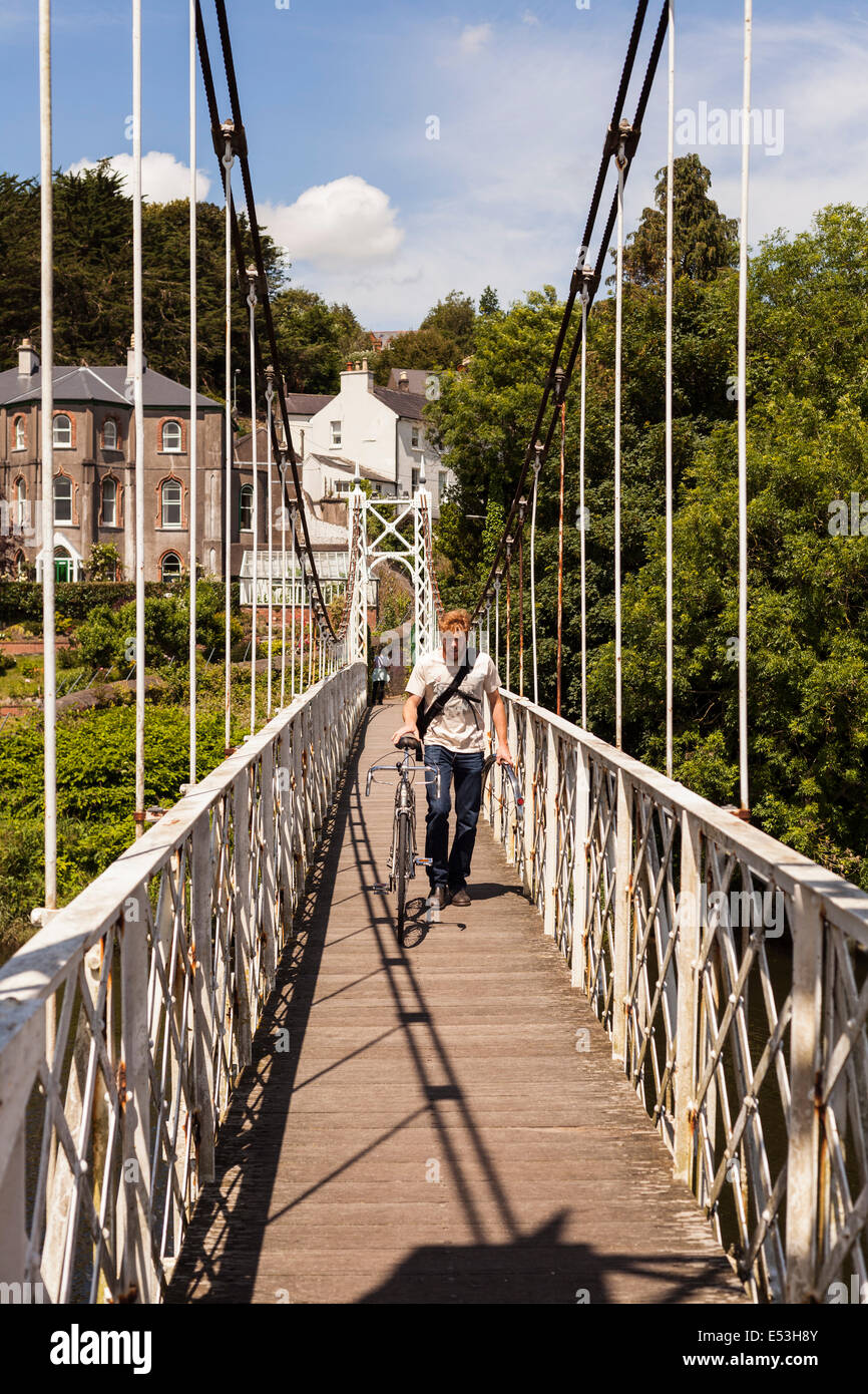 Radfahrer, schob sein Fahrrad auf der Shakey Brücke über den Fluss Lee zwischen Fitzgeralds Park und sonntags auch in Cork City, Irland Stockfoto