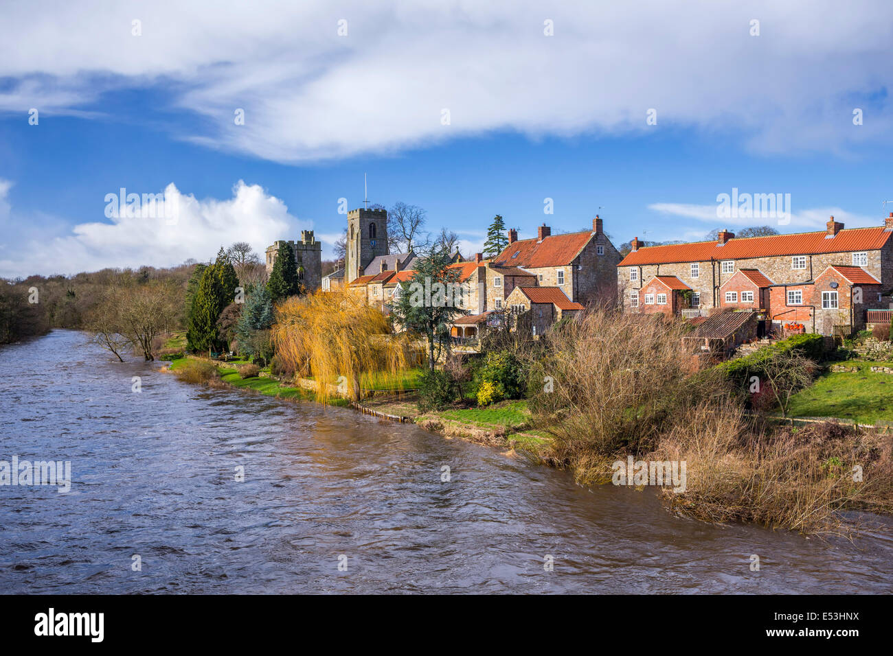 Der Fluß Ure in voller Flut an West Biegert, North Yorkshire. Stockfoto