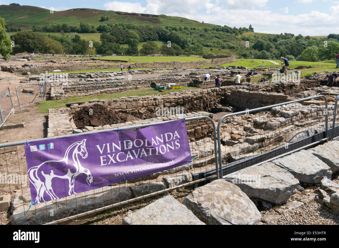 Hinweis: Vindolanda Ausgrabungen, mit Archäologen im Hintergrund arbeiten, Roman Fort, Northumberland, England Großbritannien Stockfoto