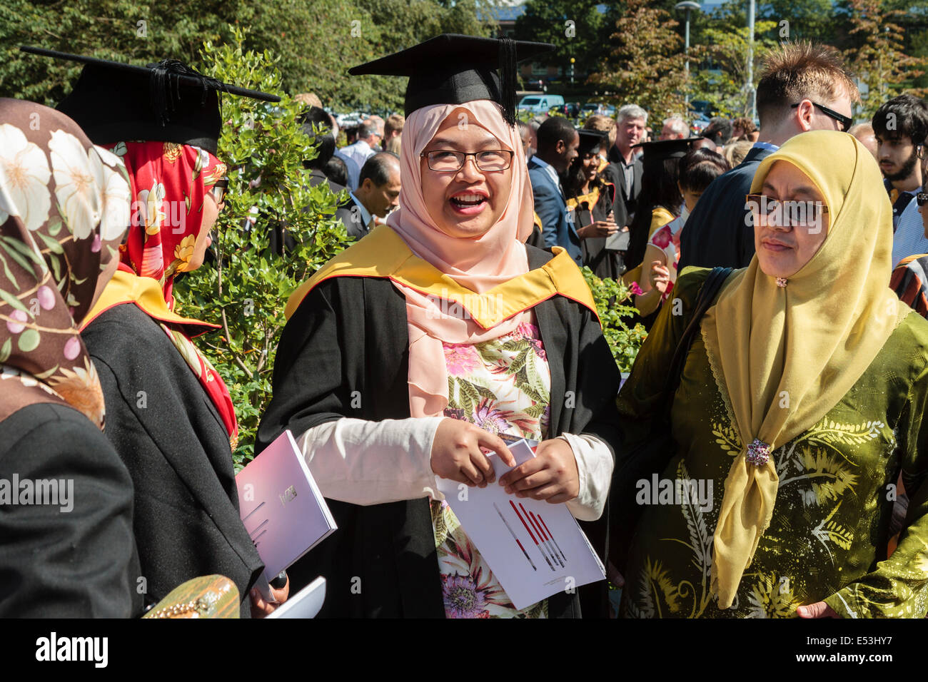 Weibliche muslimische internationale Studentinnen am University Graduation Day, Vereinigtes Königreich Stockfoto