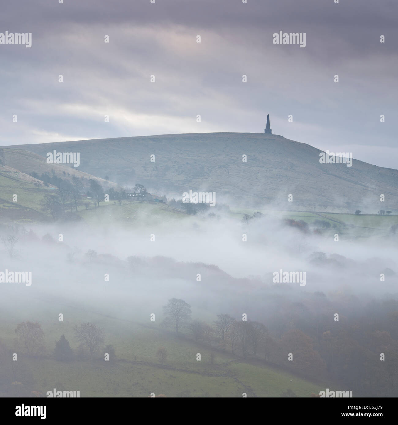 Nebel gefüllte Tal unterhalb Stoodley Hecht-Denkmal oberhalb Todmorden, Calderdale, West Yorkshire, Großbritannien Stockfoto