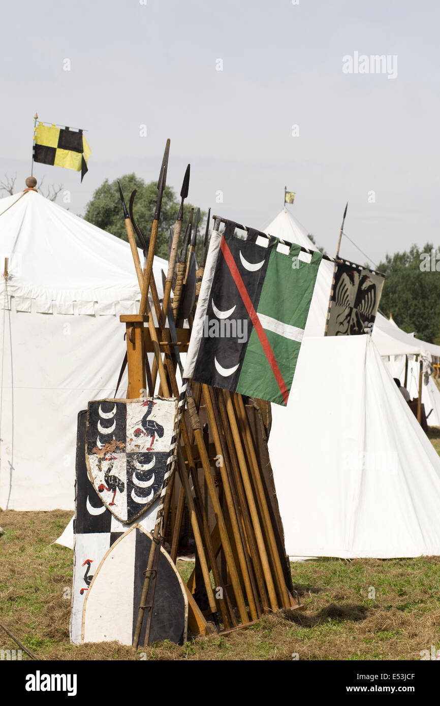 Lanzen, Speere, Hellebarden und Partisanes an ein mittelalterliches Feldlager in England Stockfoto